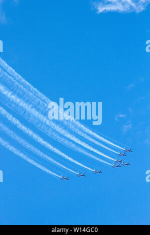 Kunstflugvorführung der "Patrouille de France": 8 Alpha-Jets im Formationsflug Stockfoto