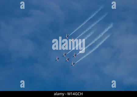 Kunstflugvorführung der "Patrouille de France": 8 Alpha-Jets im Formationsflug mit kurzen Kondensstreifen Stockfoto