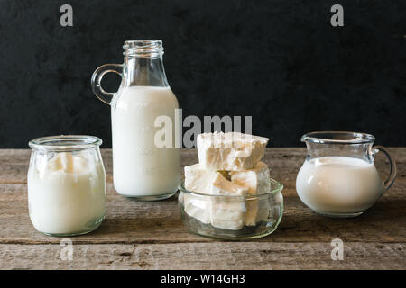 Molkerei Küche. Frische Milch ,,Feta Käse und Joghurt. Stockfoto