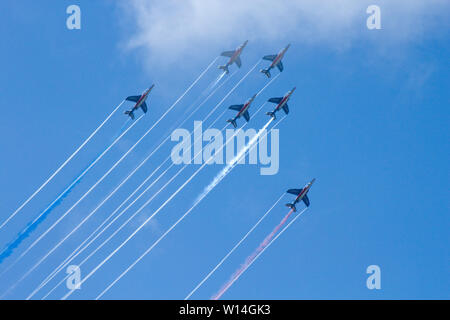 Kunstflugvorführung der "Patrouille de France": 6 Alpha-Jets am blauen Himmel mit Turbulenz-Streifen hinter den Tragflächen Stockfoto