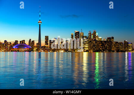 Toronto, Ontario, Kanada 2019. Blick von Toronto Island bei Sonnenuntergang. Stockfoto