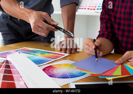 Grafik Designer wählen Sie Farben aus der Farbkarte Bands proben für Design. Designer grafische Kreativität arbeiten Konzept. Stockfoto