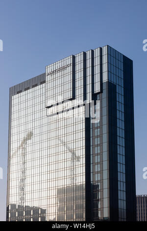 Birmingham, West Midlands, Großbritannien: Gläsernes Hyatt Regency Hotel in Der Broad Street mit Gebäuden und Kränen. Stockfoto