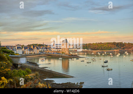 Bild von Saint Servan am Abend Sonnenuntergang mit dem Hafen, Promenade, Turm und alten Rettungsboot station Stockfoto