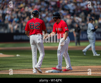 Das Stadion in London, London, Großbritannien. 30. Juni, 2019. 5215/5220 &Amp; MLB vorhanden London Serie Baseball, Boston Red Sox vs. New York Yankees und Boston Red Sox Sam Travis auf dem ersten Base nach dem Schlagen des Balls Zentrum Feld während der Unterseite des zweiten Innings mit Tom Goodwin First Base Trainer der Boston Red Sox Credit: Aktion plus Sport/Alamy leben Nachrichten Stockfoto