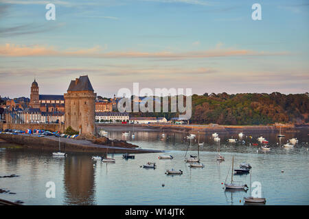 Bild von Saint Servan in der Abendsonne mit dem Turm, harbout und der Promenade entfernt. Stockfoto