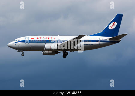 FRANKFURT/Deutschland - VOM 26. APRIL 2015: Belavia Boeing 737-500 EW-290PA Passagierflugzeug landen am Flughafen Frankfurt Stockfoto