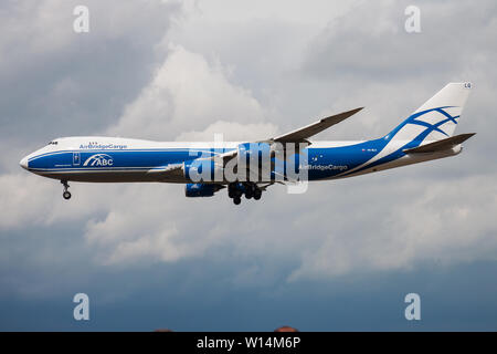 FRANKFURT/Deutschland - VOM 26. APRIL 2015: AirBridgeCargo Airlines Boeing 747-8VQ-BLQ Flugzeug Landung am Flughafen Frankfurt Stockfoto