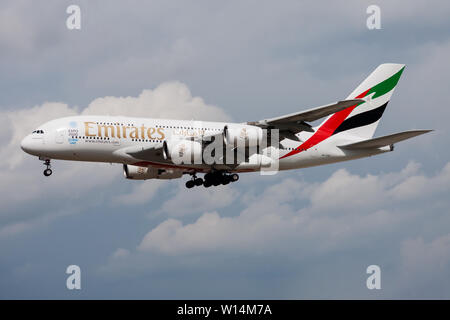 FRANKFURT/Deutschland - VOM 26. APRIL 2015: Emirates Airlines Airbus A380 A6-EDD Passagierflugzeug landen am Flughafen Frankfurt Stockfoto