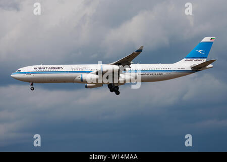 FRANKFURT/Deutschland - VOM 26. APRIL 2015: Kuwait Airways A340-300 9K-ANA Passagierflugzeug landen am Flughafen Frankfurt Stockfoto