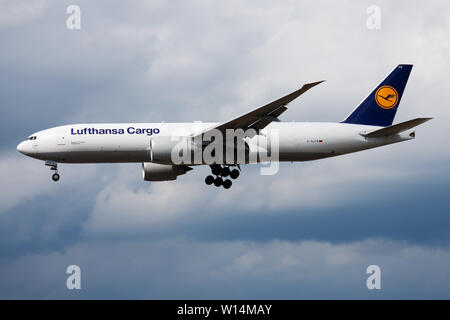 FRANKFURT/Deutschland - VOM 26. APRIL 2015: Lufthansa Cargo Boeing 777-200D-ALFB-Flugzeug Landung am Flughafen Frankfurt Stockfoto