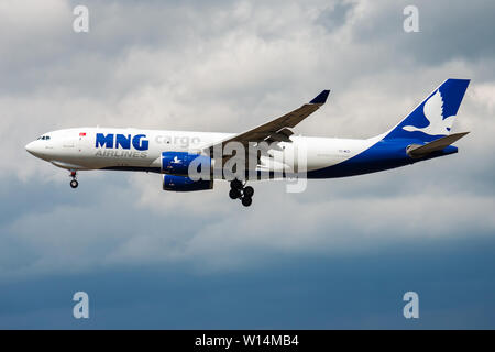 FRANKFURT/Deutschland - VOM 26. APRIL 2015: MNG Airlines Cargo Airbus A330-200 TC-MCZ Flugzeug Landung am Flughafen Frankfurt Stockfoto