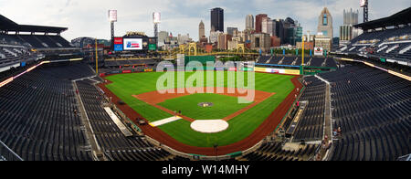 PNC Park Baseball-Stadion in Pittsburgh, PA, Heimat der Pittsburgh Pirates, mit Blick auf die Skyline der Stadt und den Allegheny River. Stockfoto