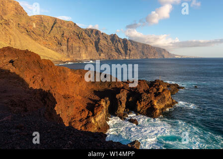 Los Gigantes (Felsen Riesen) von Punta de Teno Cape in Teneriffa, Spanien Stockfoto