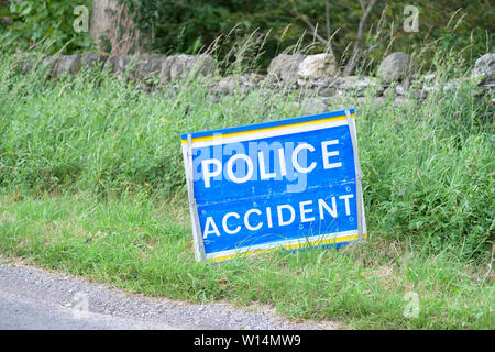 Polizei Unfall Schild an der Straße Crash in ländlichen Landschaft blind Bend Stockfoto