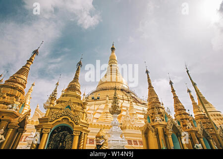 Buddhistischen Pagode Architektur. Berühmten buddhistischen Tempel Shwedagon Pagode in Yangon, Myanmar Stockfoto