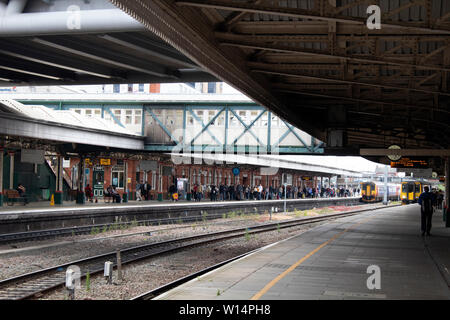 Die Eisenbahnstrecke und Plattform im Bahnhof Nottingham, Nottinghamshire, England East Midlands Großbritannien Stockfoto