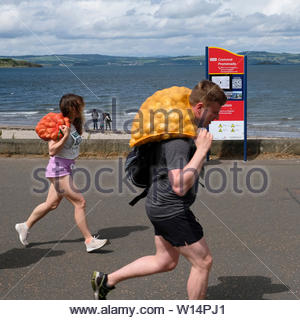 Edinburgh, Schottland, Großbritannien. 30. Juni 2019. Die großen schottischen Tattie beim Silverknowes Promenade, durch große schottische Events organisiert, ein fundraising Veranstalter Gruppe. Das Rennen ist für eine Meile mit einer Tüte Kartoffeln 20 Kilo für Männer, 10 Kilo für Frauen. Alle Teilnehmer erhalten ihre Beutel der tatties zu halten. Quelle: Craig Brown Stockfoto