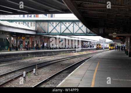 Die Eisenbahnstrecke und Plattform im Bahnhof Nottingham, Nottinghamshire, England East Midlands Großbritannien Stockfoto