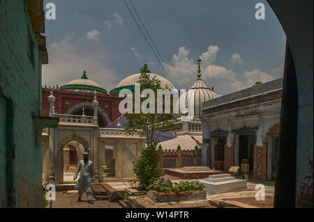 11-Jun-2004 Nizamuddin Dargah (mausoleum) ist eine der Sufi Heiligen Khwaja Nizamuddin Auliya (1238 - 1325 CE). Nizamuddin West Gegend von Delhi, Indien Stockfoto