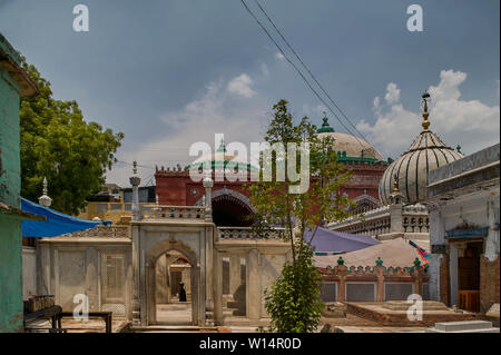 11-Jun-2004 Nizamuddin Dargah (mausoleum) ist eine der Sufi Heiligen Khwaja Nizamuddin Auliya (1238 - 1325 CE). Nizamuddin West Gegend von Delhi, Indien Stockfoto