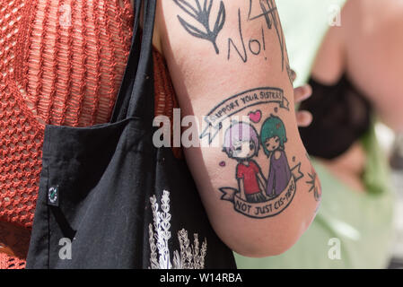 Maribor, Slowenien. 29 Juni, 2019. Eine Frau mit einem Tatoo marschiert durch Maribor während der Pride Parade. Etwa 800 Menschen, die an der ersten CSD-Parade in Maribor am Samstag kam. Maribor ist die zweitgrößte Stadt in Slowenien. Credit: Milos Vujinovic/SOPA Images/ZUMA Draht/Alamy leben Nachrichten Stockfoto