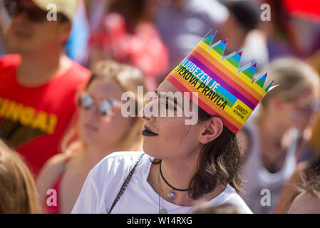 Maribor, Slowenien. 29 Juni, 2019. Ein Teilnehmer mit einem Regenbogen krone während der Pride Parade gesehen. Etwa 800 Menschen, die an der ersten CSD-Parade in Maribor am Samstag kam. Maribor ist die zweitgrößte Stadt in Slowenien. Credit: Milos Vujinovic/SOPA Images/ZUMA Draht/Alamy leben Nachrichten Stockfoto