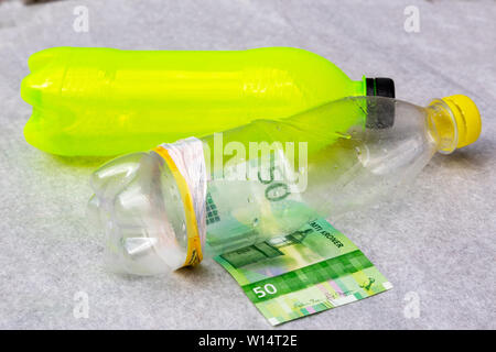 Recycling Kunststoff Flaschen, die in Norwegen für Geld. Stockfoto