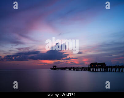 NAPLES, Florida - ca. Juli 2018: Historische Naples Pier im Golf von Mexiko. Stockfoto