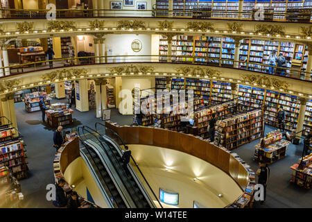 BUENOS AIRES, ARGENTINIEN - ca. August 2017: Einrichtung von El Ateneo Grand Splendid Buchhandlung. Die Buchhandlung ist als einer der schönsten Boo Stockfoto