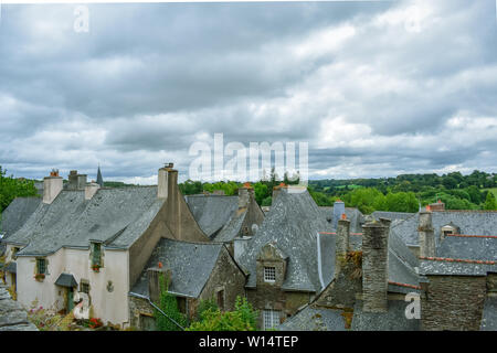 Die Dächer der alten Häuser in Rochefort-en-Terre, Bretagne Stockfoto