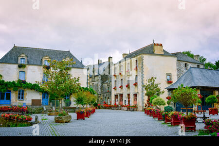 Straße und bunten alten Häuser in Rochefort-en-Terre, Bretagne Stockfoto