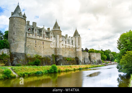 Blick von der Riverside von Josselin's Castle, schönen Dorf in der französischen Bretagne Stockfoto