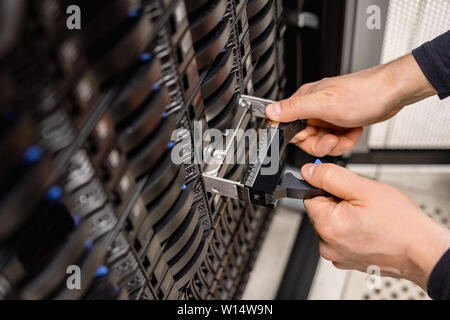 Männliche Techniker ersetzen Server im Rechenzentrum Stockfoto