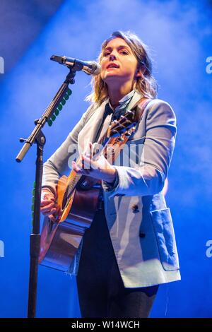 Juni 28, 2019 - Milwaukee, Wisconsin, USA - BRANDI CARLILE während des Sommerfests Music Festival in Milwaukee, Wisconsin (Bild: © Daniel DeSlover/ZUMA Draht) Stockfoto