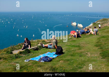 Menschen, Zuschauer, die Yachten, in der rund um die Insel Rennen, in Scractehells Bay, die Nadeln, Cowes, Isle of Wight, England, 29. Juni 2019, Stockfoto