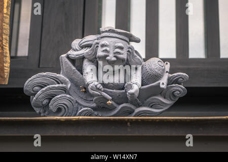 Takayama - 26. Mai 2019: steinerne Statue in den Straßen von Takayama, Japan geschnitzt Stockfoto