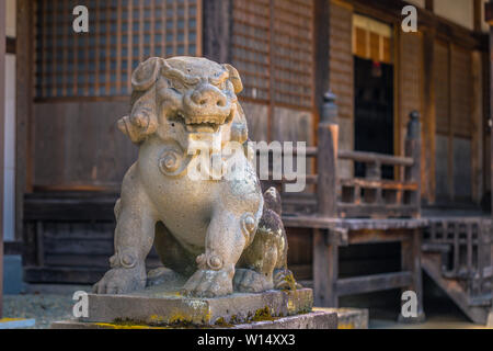 Takayama - Mai 26, 2019: Guardian Statue in einem Schrein in Takayama, Japan Stockfoto