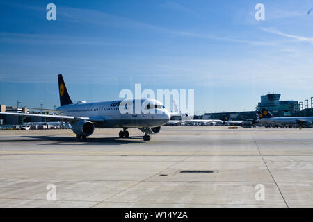 Flugzeug auf der Rollbahn am Internationalen Flughafen Frankfurt in Frankfurt am Main Stockfoto