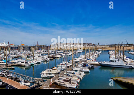 Blick auf den Jachthafen von Saint Servan, Frankreich mit St Malo im Hintergrund Stockfoto