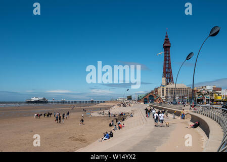 BLACKPOOL, Großbritannien, 30. Juni 2019: ein Foto dokumentation der Blick nach Norden entlang der Küste in Richtung Blackpool Tower von Central Pier suchen. Stockfoto