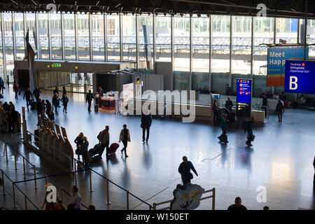 Passagiere des Internationalen Flughafens Frankfurt in Frankfurt am Main, Deutschland Stockfoto