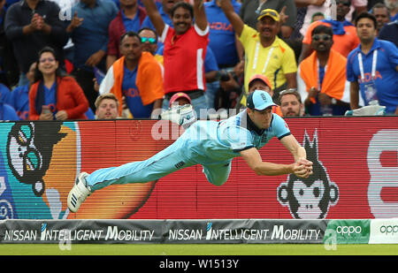 Der Engländer Chris Woakes nimmt eine Tauchen fangen während der ICC Cricket World Cup group Phase match bei Edgbaston, Birmingham. Stockfoto