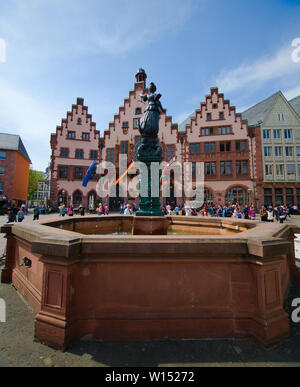 Justizbrunnen am Romerberg-Platz in Frankfurt am Main Stockfoto