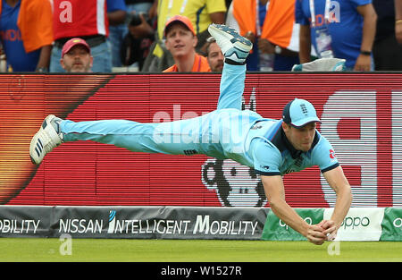 Der Engländer Chris Woakes nimmt eine Tauchen fangen während der ICC Cricket World Cup group Phase match bei Edgbaston, Birmingham. Stockfoto