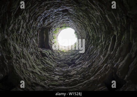 Anzeigen, die in einem der vier Türme der alten Strang Tor in der kleinen Stadt von Winchelsea, East Sussex, Großbritannien Stockfoto