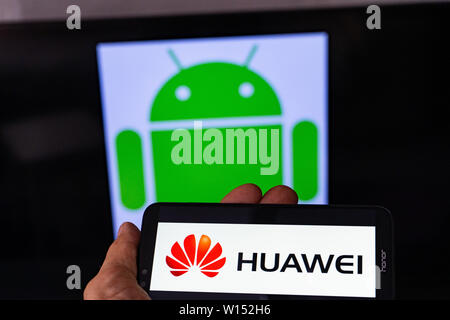 Magdeburg Deutschland - Juni 2019: ein Mann hält ein Android Smartphone Ehren. Auf dem Bildschirm, die huawei Logo vor der Android Logo. Google beschränken Stockfoto