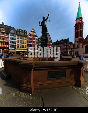 Justizbrunnen am Romerberg-Platz in Frankfurt am Main Stockfoto