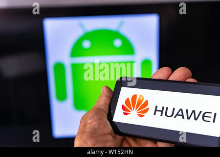 Magdeburg Deutschland - Juni 2019: ein Mann hält ein Android Smartphone Ehren. Auf dem Bildschirm, die huawei Logo vor der Android Logo. Google beschränken Stockfoto