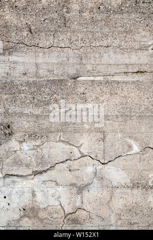 Alte, gesprungene und verwitterte Betonmauer Stockfoto